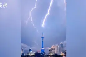 东方明珠：真没吻到图片