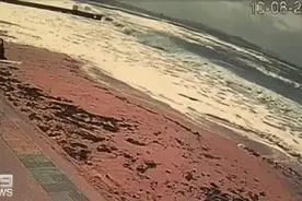 男子冲浪时被巨浪卷进水中身亡 监控视频拍下消失前的最后一刻图片