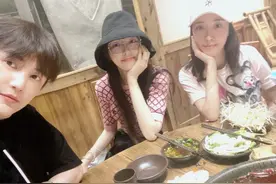 唐嫣孙坚等中戏校友聚会 罗晋贴心订火锅惹人羡图片