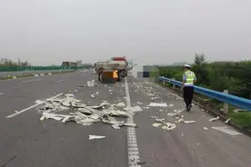 高速公路上“龟速”行驶，导致两车相撞图片
