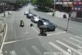 残疾人过公路惨遭车碾压，众人合力抬车救人的样子真暖心图片