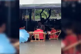 20秒丨成都暴雨，大妈面不改色围坐洪水中打麻将图片