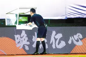 视频助理裁判技术频繁介入引争议 足协要求提升判罚效率图片