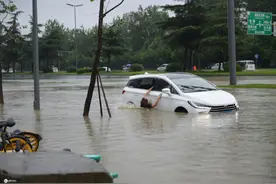 成都暴雨：部分道路被淹车主被困车顶，上演现实版“人在囧途”图片