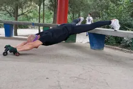 单手推腹肌轮 快乐的哥开心健身图片