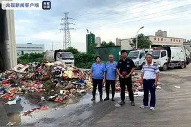 翻八吨垃圾帮找录取通知书的四名环卫工获奖励一万元图片