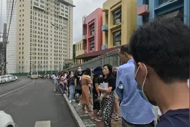 读一个公立幼儿园有多难？贵阳某幼儿园门前 家长凌晨4点排队拿号图片