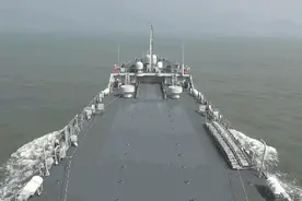 海军某登陆舰大队组织海上实弹射击训练图片