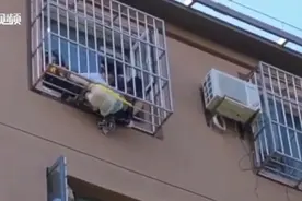 惊险！7岁女童悬挂高楼窗外，3名路人紧急救援被划伤图片