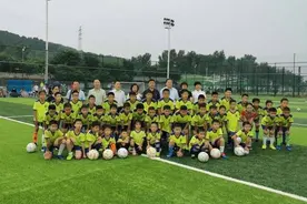 济南市体育局党组书记、局长孔杰调研社会足球场建设图片