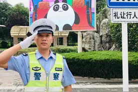帮助卖鹅违章老人的交警回应获奖五千：要把钱捐给需要的人图片