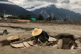 丽江一中学足球场发现古墓群 初判为春秋战国时期图片