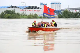 四川绵阳，暴雨中的纪委干部身影图片