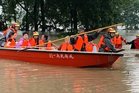 成都警备区组织1100余名子弟兵驰援抗洪一线图片