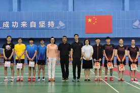 “热血夏训 赛场直击”首播！上海羽毛球女队获胜展风采图片