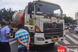 突发海口一水泥罐车与电动车相撞，致电动车驾驶人受伤图片