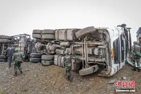 青海武警在可可西里无人区救援受困群众图片