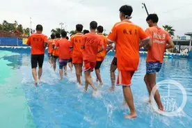贫困大学生兄弟 水上乐园打工记图片