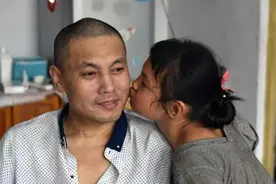 小小年纪扛起重担，8岁的她独自照顾瘫痪父亲图片