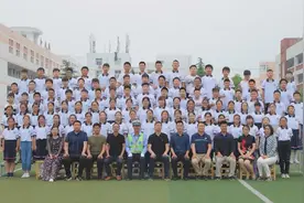 12个班毕业照的“C位”全是他！网友：他值得图片