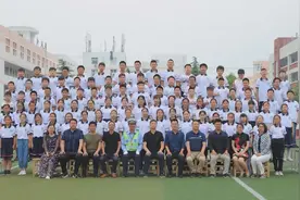 12个班毕业照的“C位”全是他！网友：他值得图片