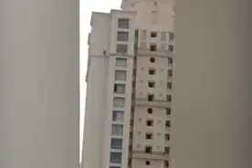 印度15岁大胆少女被拍到在大楼23层外侧平台行走图片