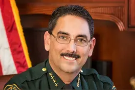 美国佛州疫情严峻 一警长却禁止警员戴口罩上班图片
