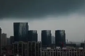 晴空万里突然暴风雨，看“黑云”之下的泉城图片