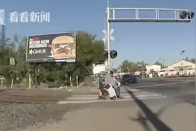千钧一发！老人轮椅被铁轨卡住 警察在火车撞击前一刻将他救出图片