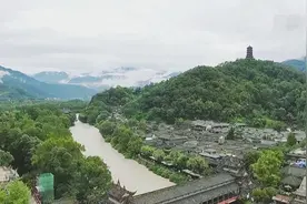飞“阅”中国｜航拍洪流中的千年水利工程——都江堰视频封面