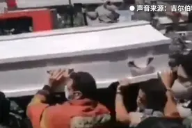 她本来要穿上白色的婚纱，最后却只能躺进白色的棺材……图片