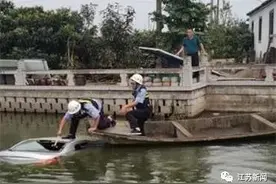 惊险！他抄铁锤猛砸车窗，徒手掰玻璃！1分钟后，车完全没入河中…图片