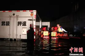 暴雨来袭河北一运钞车被困积水中 消防“水中”紧急救援图片