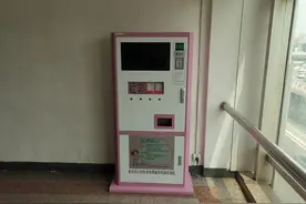 郑州10年的免费“套套机”咋样了？记者走访：部分已“歇菜”，停服没人修图片