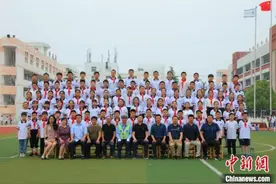 12张都有他！小学毕业照辅警坐C位图片