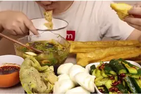 虚假大胃王主播有多浪费粮食？要么吃了马上吐，要么吃后再催吐图片