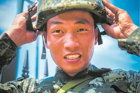 “耐热”钢铁战士不惧高温，武警湖北总队机动支队防汛归来训练不放松图片