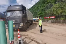 单向初步抢通！G5京昆高速公路雅西段石棉至栗子坪路断道处恢复临时通行图片