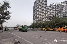 北京双桥路扩宽段今晨开始铺油图片