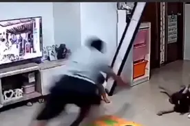 秒变超人！穿衣镜被碰倒爸爸飞身护娃，网友：太惊险了图片