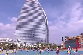 三亚海滩的哥伦比亚泳装风情图片