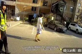 杭城外卖小哥气得眼睛通红！小区居民也怒了：真的忍无可忍图片