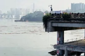 洪峰过境磁器口 商家提前撤离｜应对新一轮涨水 长江重庆段部分航道临时禁航图片