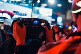 F1电竞中国冠军赛开启个人挑战赛，趣味玩法重现F1第1000站中国大奖赛经典画面图片