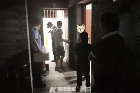 好奇心害死猫，12女孩将自己“锁”进了故障公厕，民警路人联手救援图片