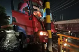 满载货物货车撞上限高杆，车头严重变形，夫妻二人被卡驾驶室图片