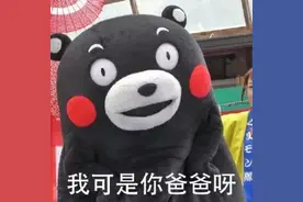 宝宝碰倒穿衣镜，爸爸飞身护娃瞬间变“超人”图片