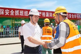 市领导看望慰问高温一线职工图片