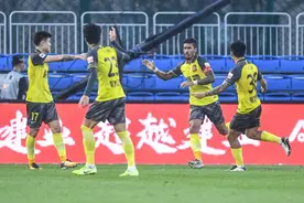 费南多迎来恒大首秀，但抢眼的还是韦世豪图片
