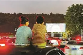 躺在车里看电影 来西湖景区汽车电影院享受乐趣和闲适吧图片